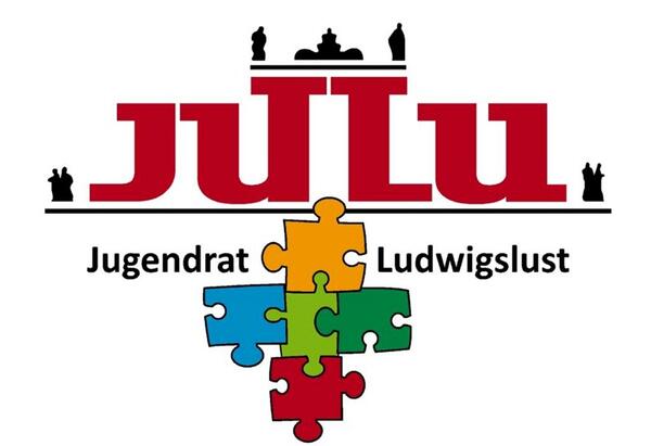 Bild vergrößern: Abgebildet ist das Logo des Jugendrats. Im Vordergrund steht der rote Schriftzug "JULU". Darunter in schwarzer Schrift "Jugendrat Ludwigslust" sowie fünf ineinander gesteckte Puzzleteile in den Farben orange, blau, hellgrün, dunkelgrün und rot.