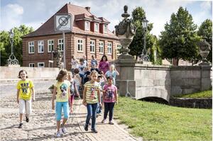 Bild vergrößern: Kinder Schlossbrücke
