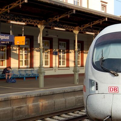Bild vergr&ouml;&szlig;ern: ICE Bahnhof Ludwigslust