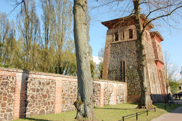 Bild vergr&ouml;&szlig;ern: Glockent&uuml;rme Friedhof Ludwigslust