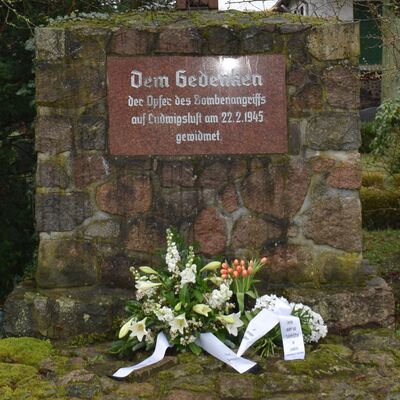 Bild vergr&ouml;&szlig;ern: Gedenken_Bombenangriff