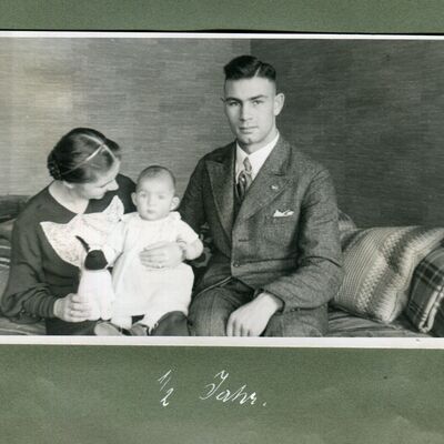 Bild vergr&ouml;&szlig;ern: Eva und Kurt Witkowski mit einem ihrer Kinder als Baby