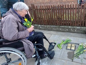 Bild vergr&ouml;&szlig;ern: Eva Witkowski an den Stolpersteinen ihrer Familie