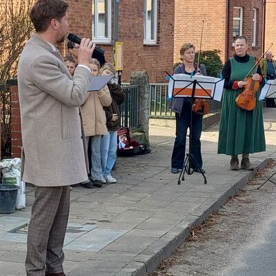 Bild vergr&ouml;&szlig;ern: Stolpersteinverlegung Laascher Weg Pinnow und Musik