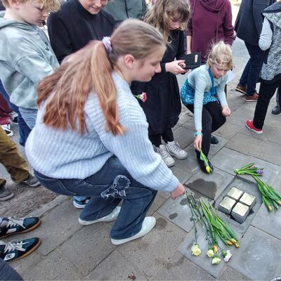 Bild vergr&ouml;&szlig;ern: Stolpersteine Laascher Weg Sch&uuml;ler legen Blumen nieder