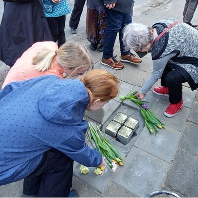 Bild vergr&ouml;&szlig;ern: Stolpersteine Laascher Weg Blumen Niederlegung Teil 1