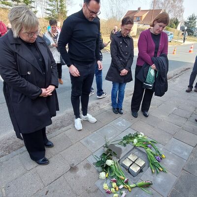Bild vergr&ouml;&szlig;ern: Stolpersteine Laascher Weg Blumenniederlegung Teil 2