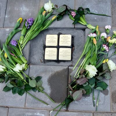 Bild vergr&ouml;&szlig;ern: Stolpersteine Laascher Weg mit Blumen