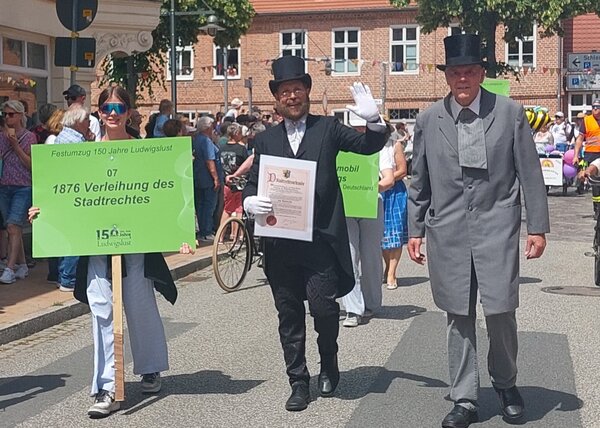 Bild vergr&ouml;&szlig;ern: 20260621_Festumzug_Stadtrechtsverleihung_QF