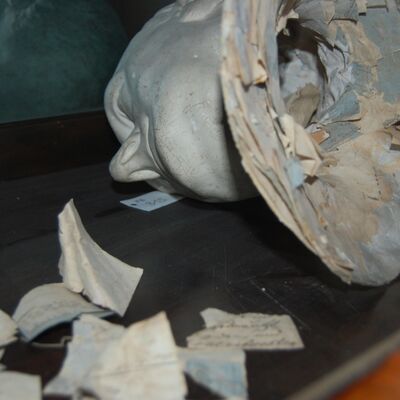 Bild vergr&ouml;&szlig;ern: An einem Exponat wird die Technik des Pappmach&eacute;s verdeutlicht