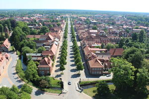 Bild vergrößern: Schloßstraße von oben betrachtet - schnurgerade und symmetrisch