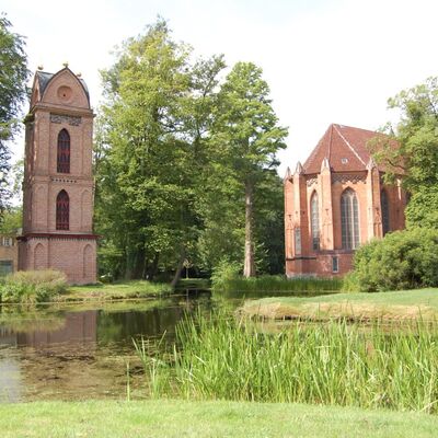 Bild vergrößern: Katholische Kirche mit Glockenturm im Vordergrund