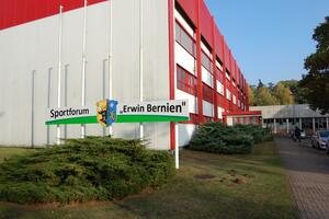 Bild vergrößern: Die Sporthalle "Erwin Bernien" in der Außenansicht. Im Vordergrund ist die Beschriftung "Sportforum Erwin Bernien" zu sehen.